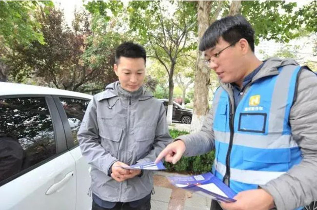 工作人員引導市民下載使用淄博慧停車APP