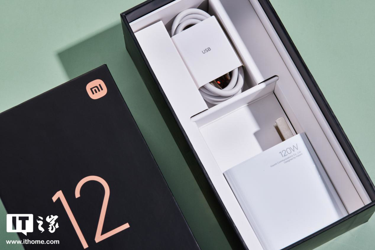 小米 12 Pro 首發圖賞:用清淡的素皮,包裹澎湃的驍龍