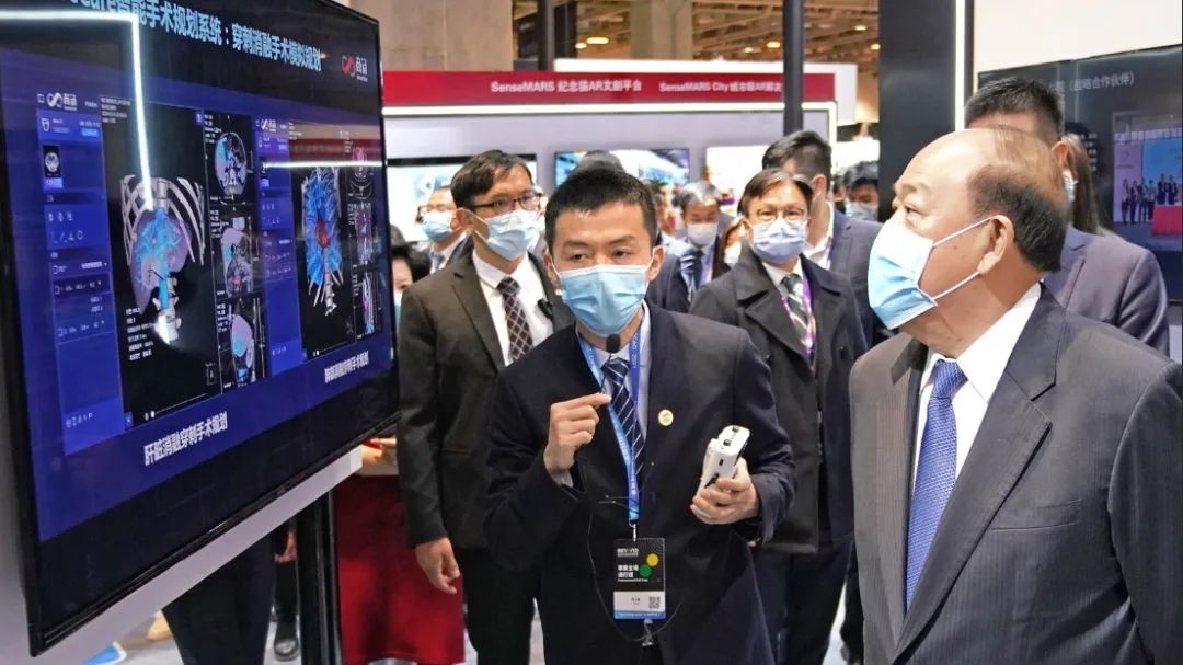 澳門特別行政區行政長官賀一誠來到商湯展位參觀