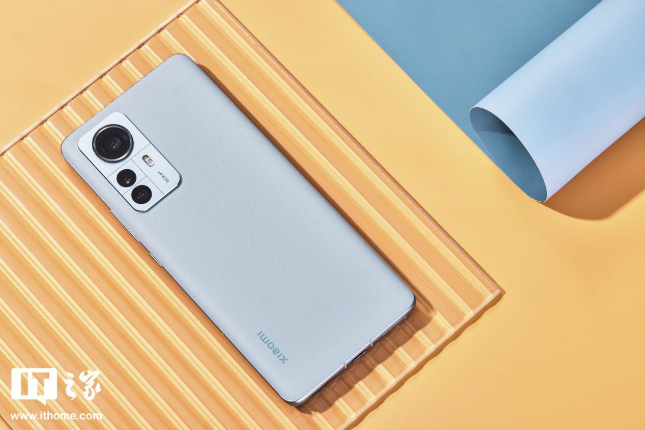 小米 12 Pro 首發圖賞:用清淡的素皮,包裹澎湃的驍龍