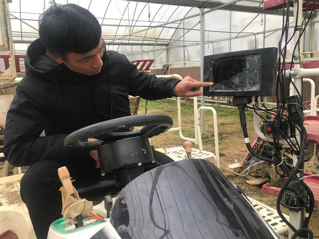 江西高安市種糧大戶黃敏在展示農機上加裝的自動導航系統 江西高安市種糧大戶黃敏在展示農機上加裝的自動導航系統