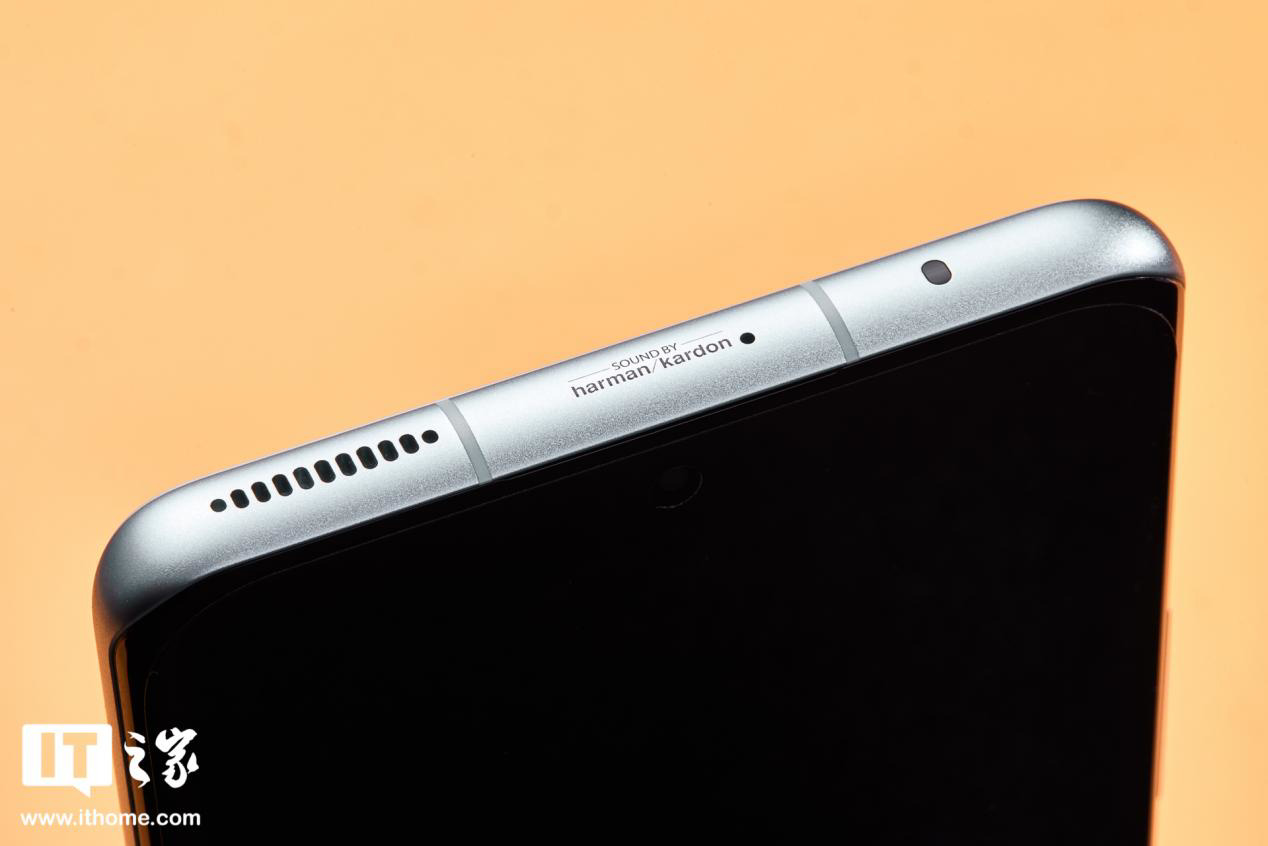 小米 12 Pro 首發圖賞:用清淡的素皮,包裹澎湃的驍龍