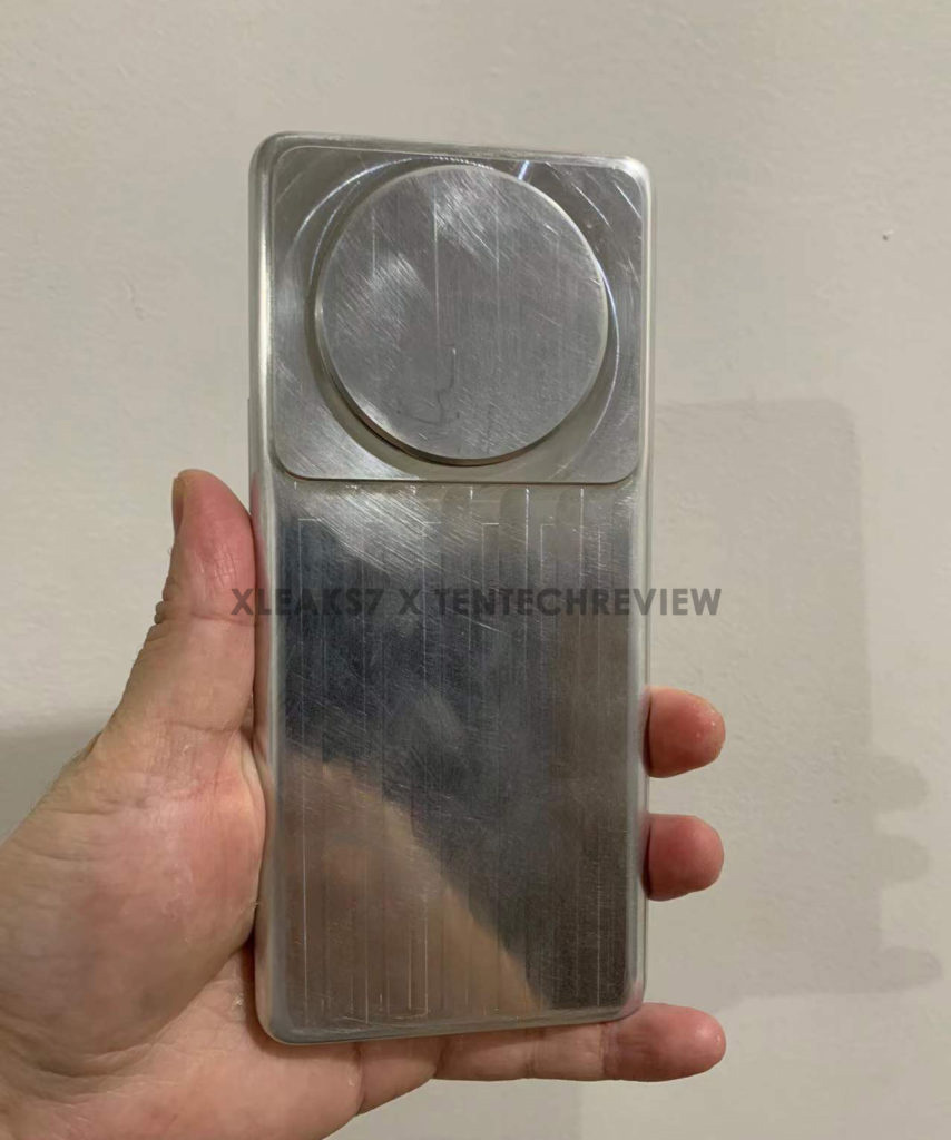 小米 12 Ultra 機模曝光:后攝模組凸起明顯