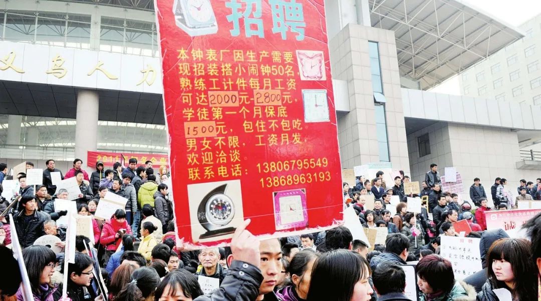 人大代表鼓勵年輕人“少送外賣多進工廠”，網友吵翻天：真的只是錢的問題么？