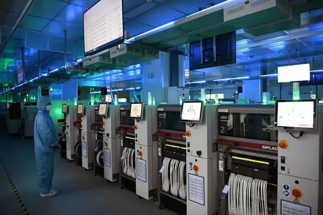 人大代表鼓勵年輕人“少送外賣多進工廠”，網友吵翻天：真的只是錢的問題么？