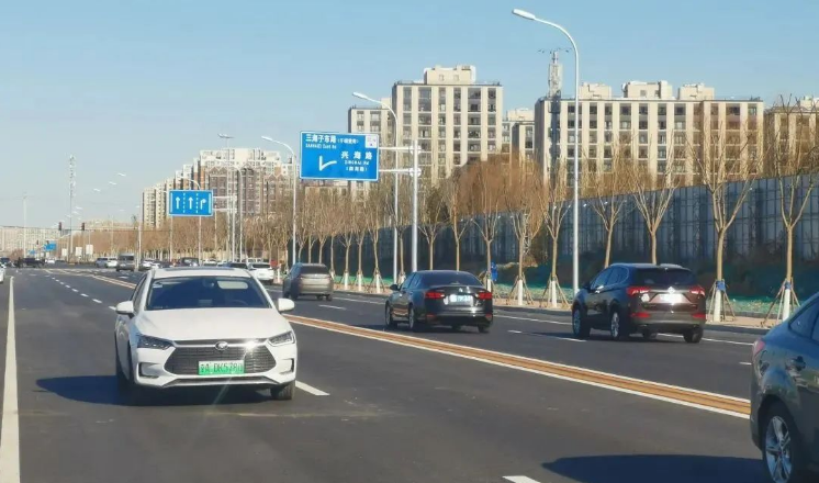 告別黑燈瞎火!經開區這條路段安裝154個太陽能物聯網路燈