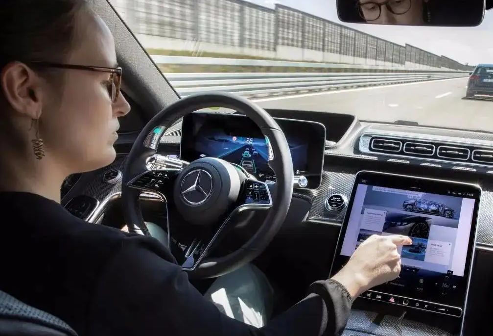 全球首個認證L3級自動駕駛！奔馳官方放狠話：出了事故“算我的”