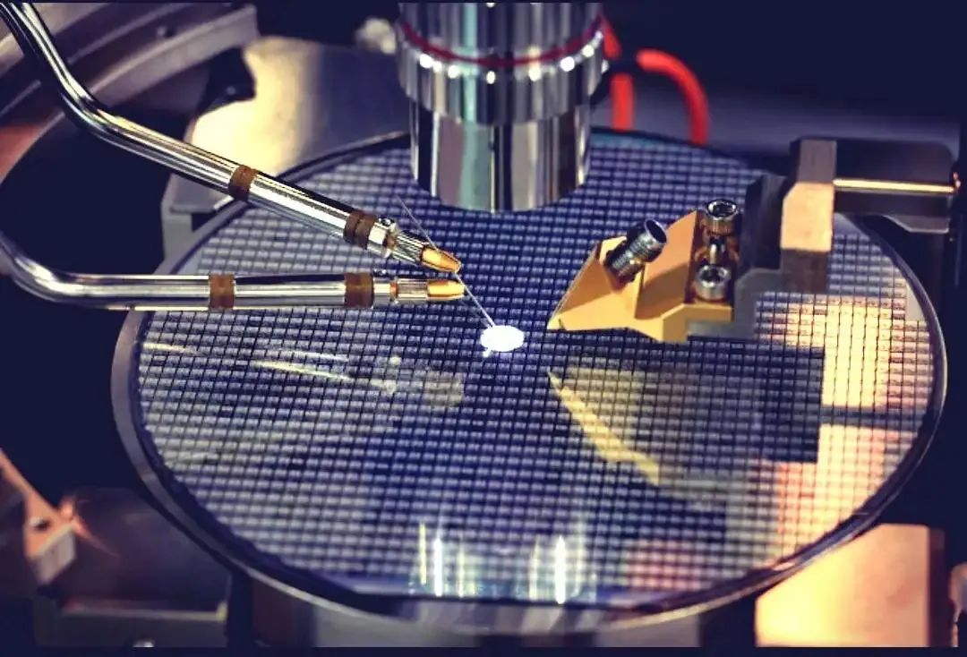 拳打ASML!俄羅斯自研超越EUV級別的光刻機是在“吹牛X”嗎?