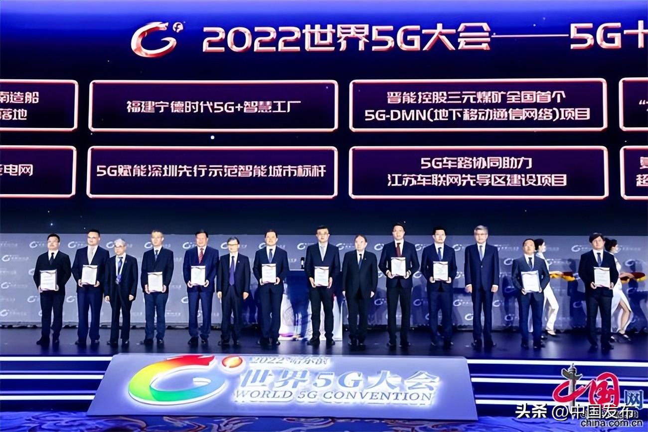 榮獲2022年5G十大應用案例項目代表領獎 榮獲2022年5G十大應用案例項目代表領獎