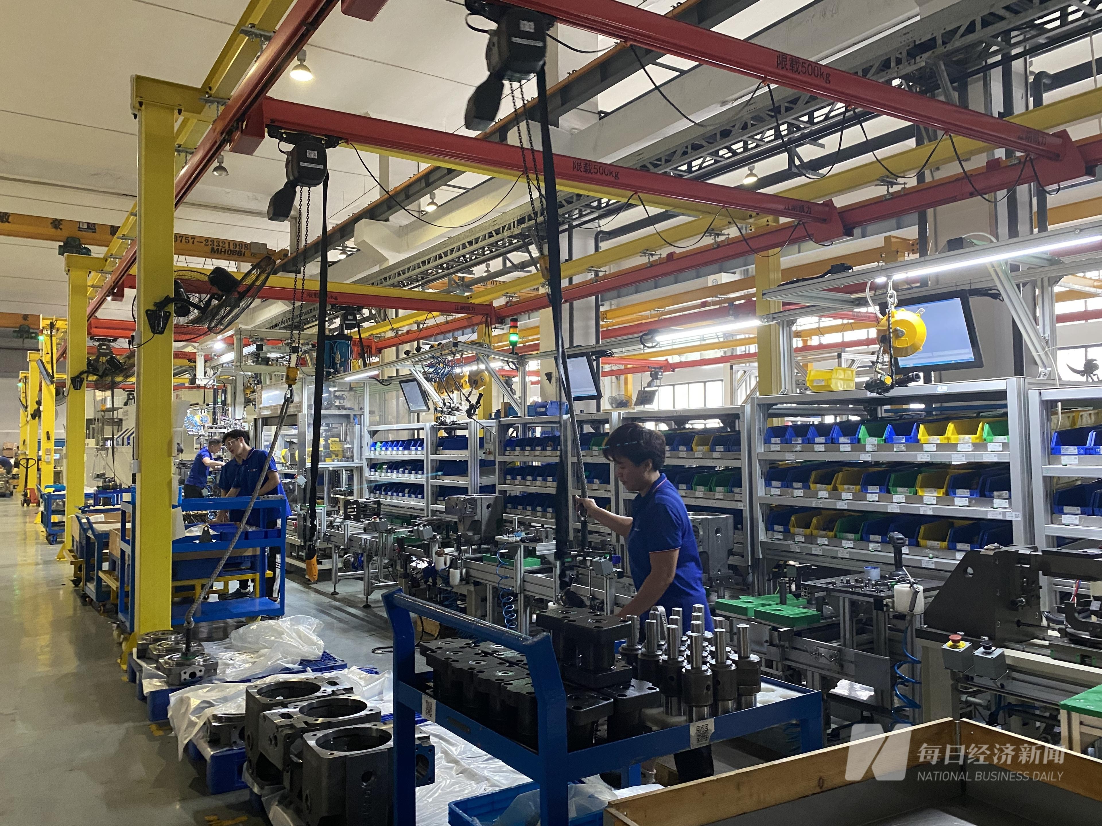 科達液壓的智能數控可追溯柔性裝配線上,3名工人正在裝配高壓柱塞泵 科達液壓的智能數控可追溯柔性裝配線上,3名工人正在裝配高壓柱塞泵