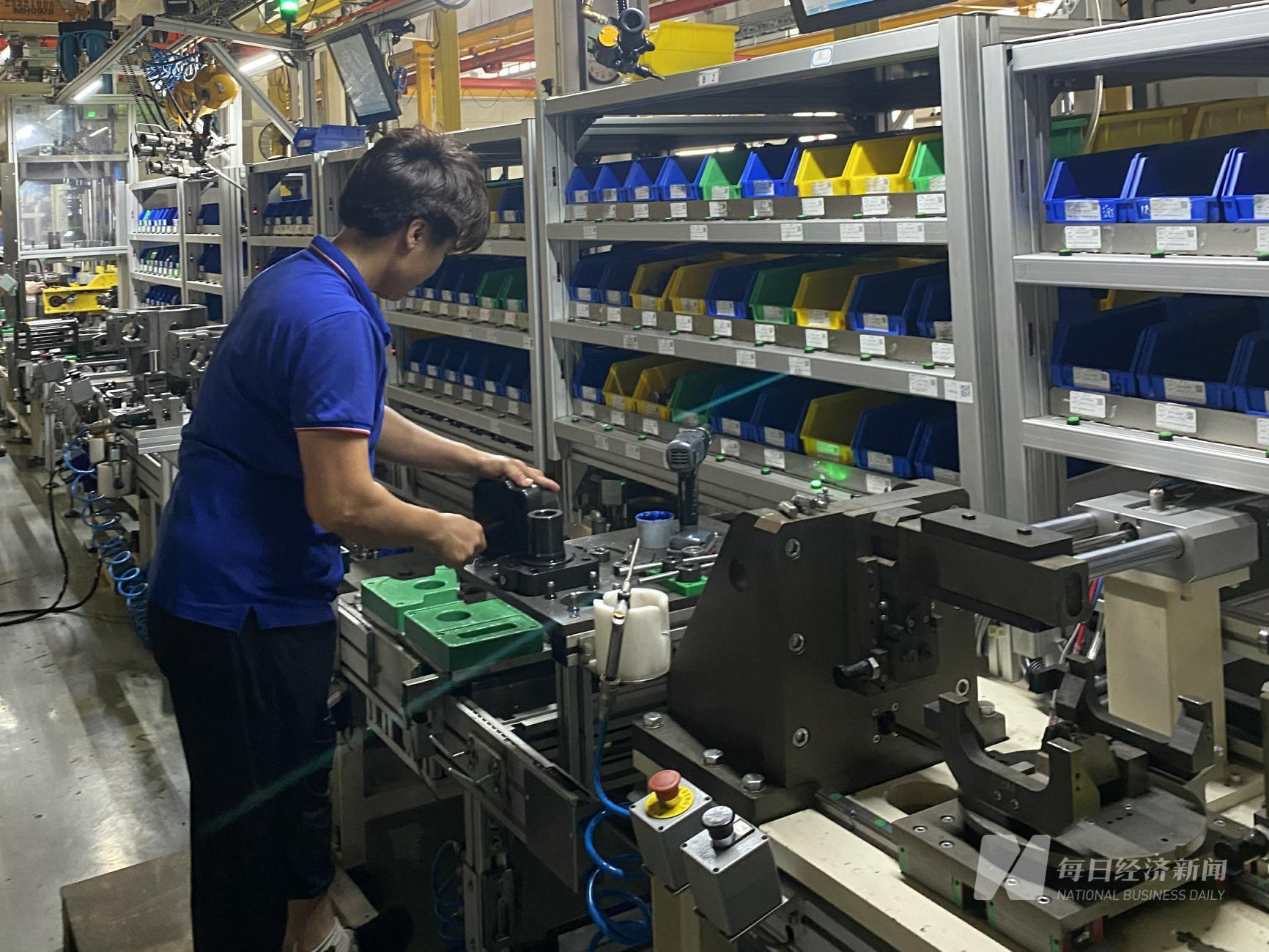 工人正在裝配高壓柱塞泵 工人正在裝配高壓柱塞泵