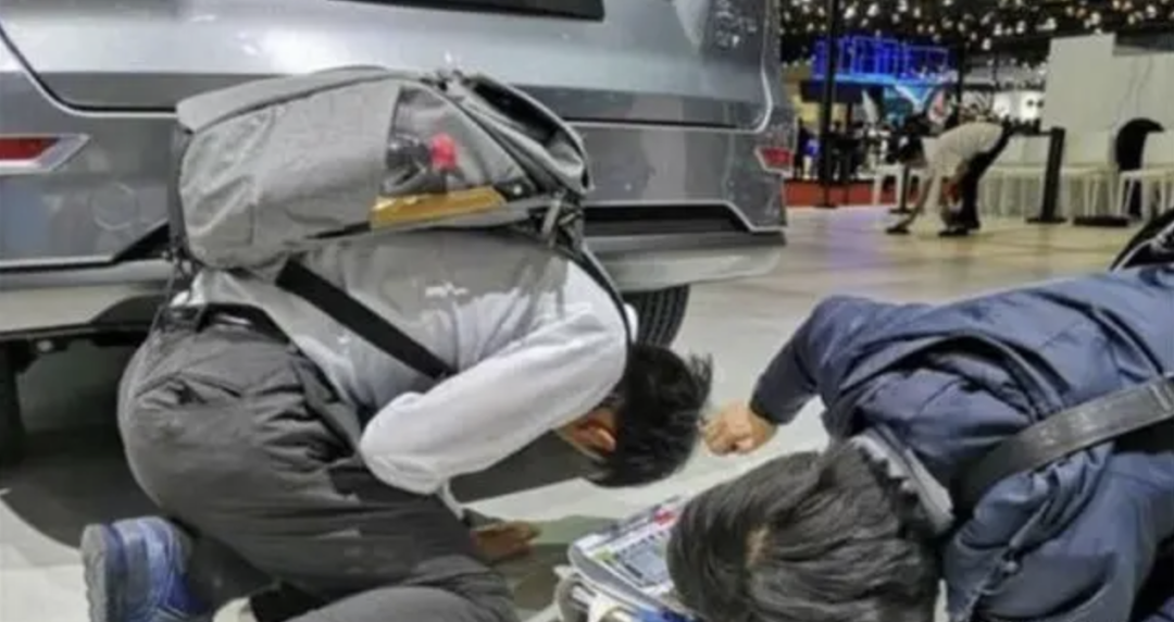 花50萬買奔馳反被特斯拉銷售嘲諷，純電智能重新定義高端？