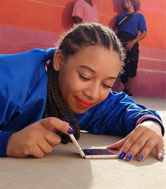 三星嘲諷蘋果！新廣告吐槽iPhone沒有折疊屏：造型萬年不變