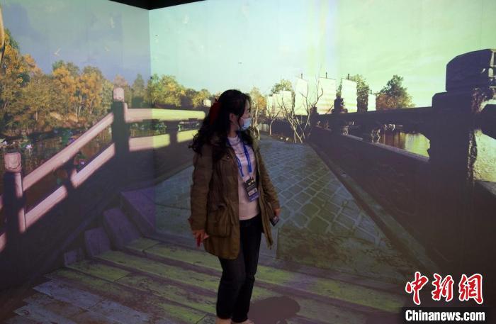 觀展觀眾體驗元宇宙展館 觀展觀眾體驗元宇宙展館