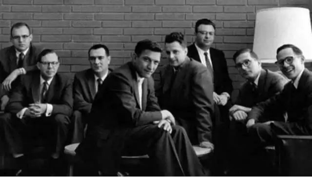 圖1:從左到右分別是摩爾、羅伯茨、克萊納、諾伊斯、格里尼克、布蘭克、霍尼和拉斯特 圖1:從左到右分別是摩爾、羅伯茨、克萊納、諾伊斯、格里尼克、布蘭克、霍尼和拉斯特