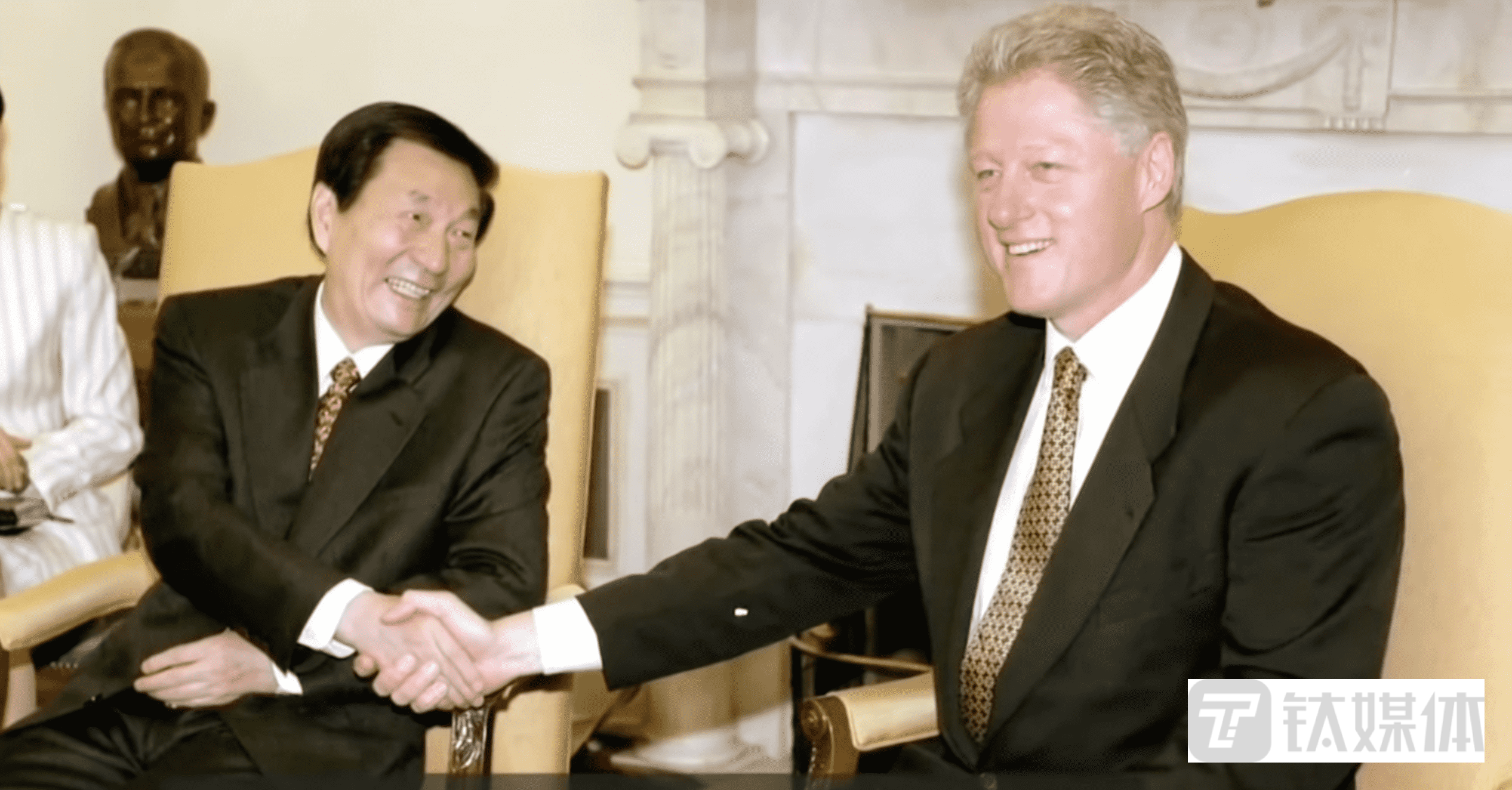 時任朱镕基總理與克林頓總統于1999年在華盛頓會晤 時任朱镕基總理與克林頓總統于1999年在華盛頓會晤