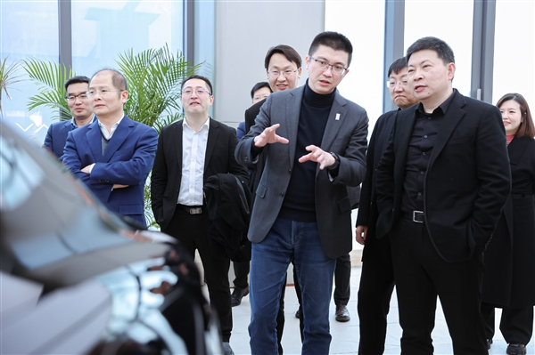 阿維塔CEO陪同余承東參觀新車:意味深長 阿維塔CEO陪同余承東參觀新車:意味深長