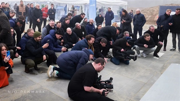 蔚來丹麥首座換電站上線：老外“跪”在地上觀看