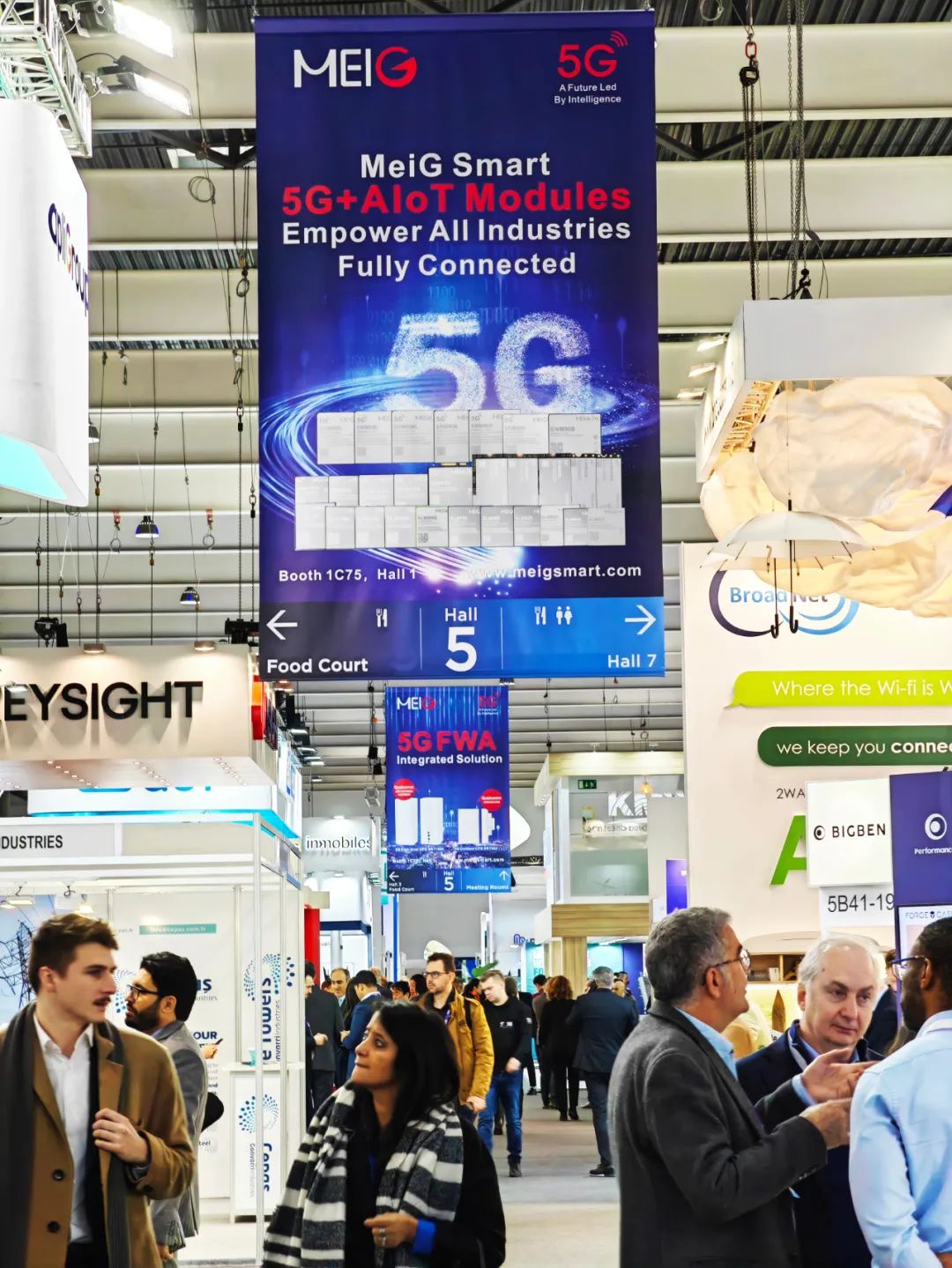 MWC 2023世界移動通信大會展館，美格智能的吊旗廣告宣傳