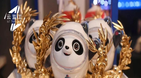 云監工大軍又盯上了冰墩墩生產線！90萬人在線圍觀工人踩縫紉機