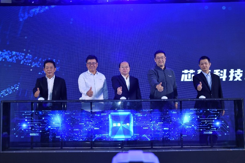長江產業基金副總經理王振坤、芯擎科技董事兼CEO汪凱博士、武漢經開區工委書記劉子清、億咖通科技董事長兼CEO、芯擎科技董事長沈子瑜、武漢市經開區工委副書記唐超同臺發布“龍鷹一號”和“龍鷹”品牌