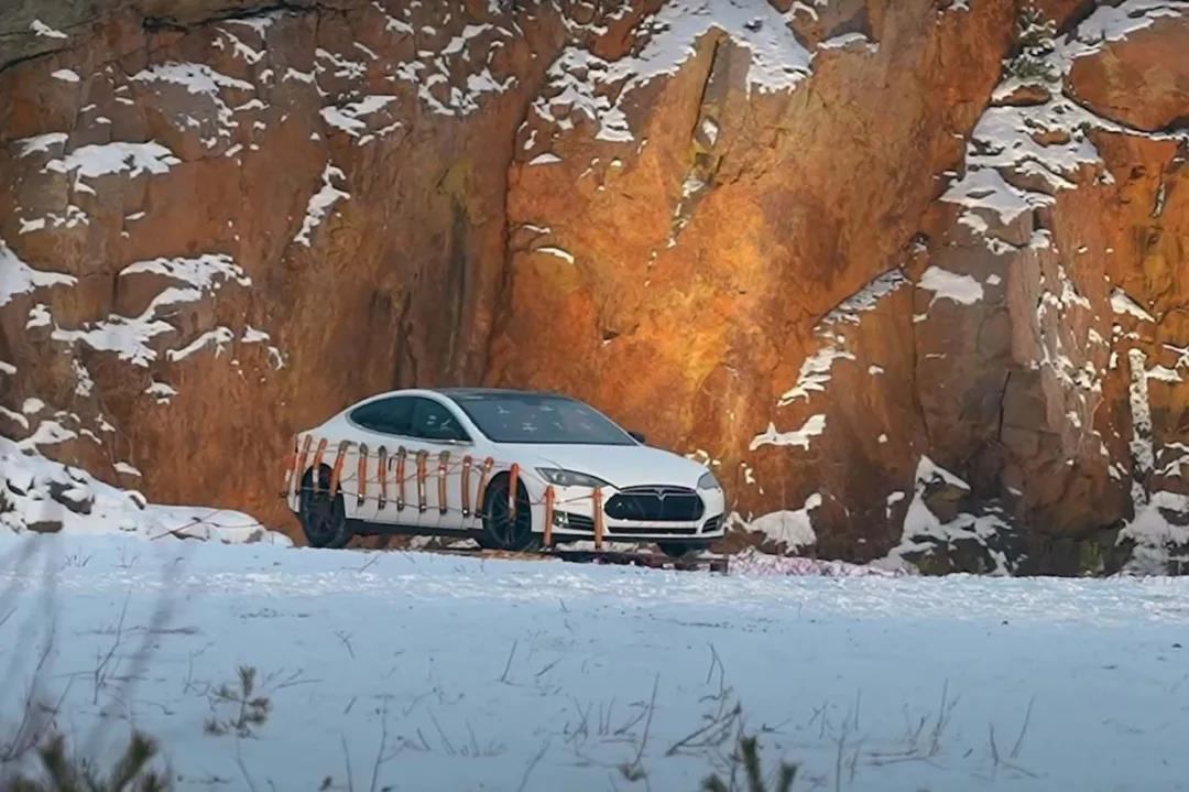 特斯拉車主不滿服務質量 炸車泄憤 特斯拉車主不滿服務質量 炸車泄憤