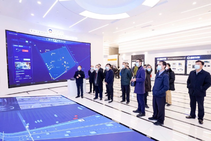 李毅中一行在蘑菇車聯衡陽智慧交通運營大廳聽取講解 李毅中一行在蘑菇車聯衡陽智慧交通運營大廳聽取講解