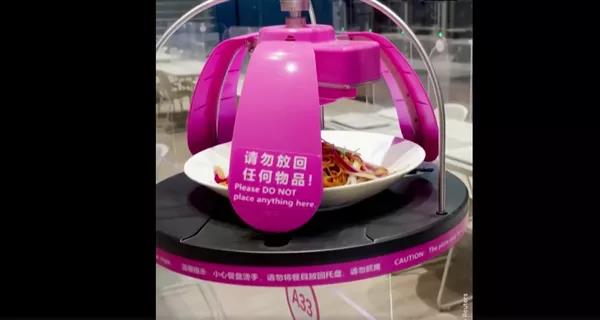 加拿大記者贊嘆冬奧村送餐機器人