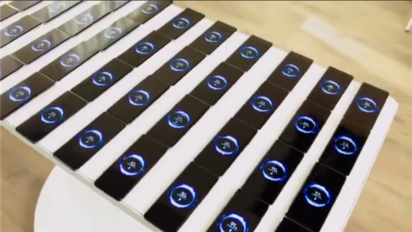 雷軍展示“無線充電辦公桌”