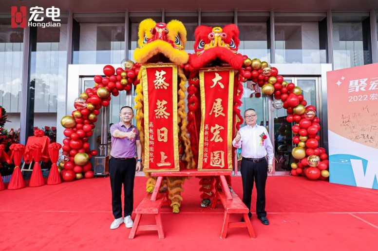 圖為宏電董事長左紹舟與總裁張振宇為雄獅點睛 圖為宏電董事長左紹舟與總裁張振宇為雄獅點睛