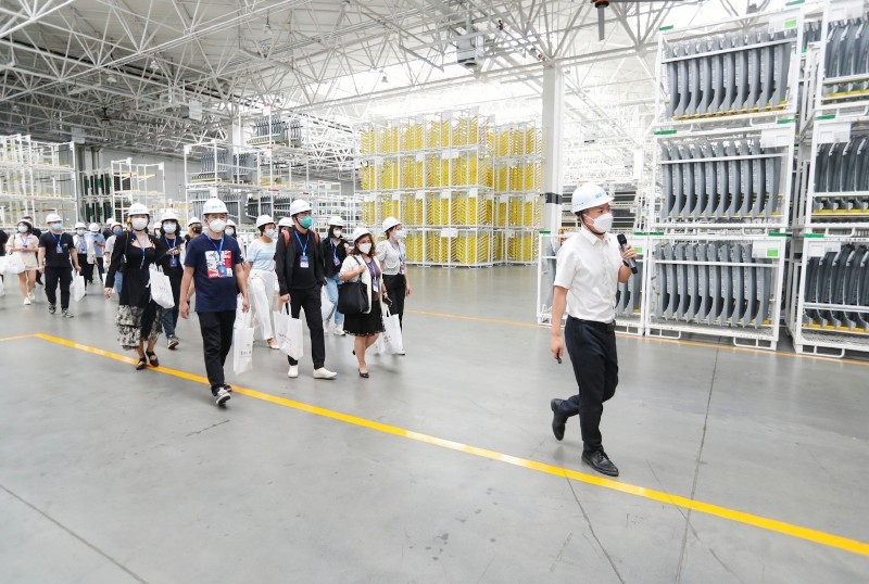 嘉賓參觀中國一汽紅旗繁榮工廠 嘉賓參觀中國一汽紅旗繁榮工廠