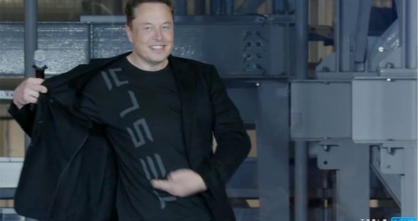 馬斯克被現場觀眾調侃要脫衣服 馬斯克被現場觀眾調侃要脫衣服