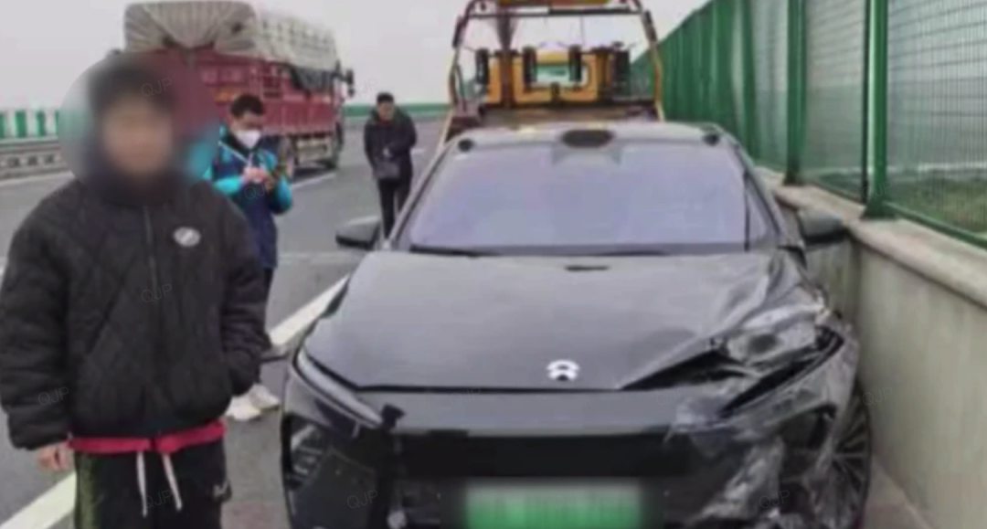 司機開自動駕駛,車子突然失控撞護欄 司機開自動駕駛,車子突然失控撞護欄